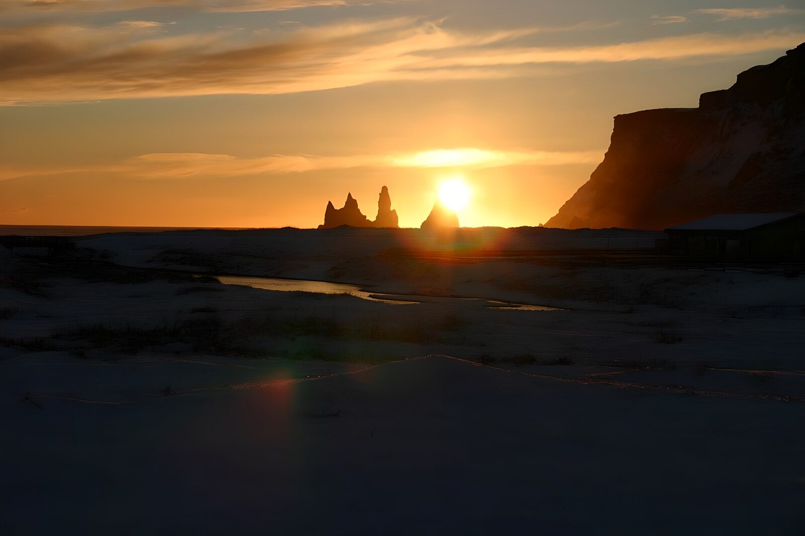 OCCOM2710593: Serene Sunrise Over Snowy Landscape
