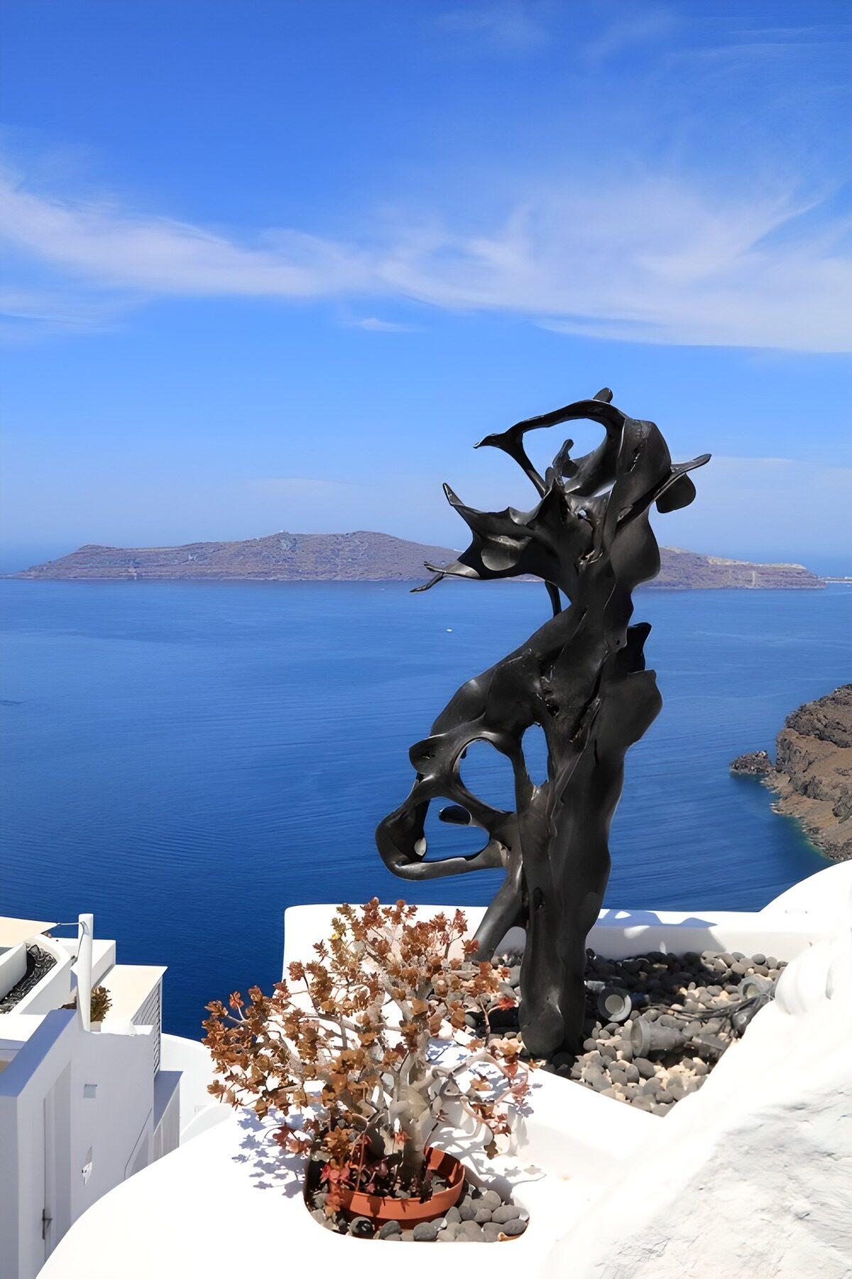 A Sculptural Vision Over the Sea