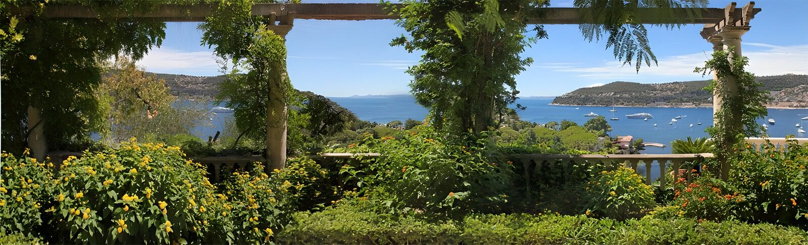 OCCOM5027920: Scenic Coastal View with Lush Gardens