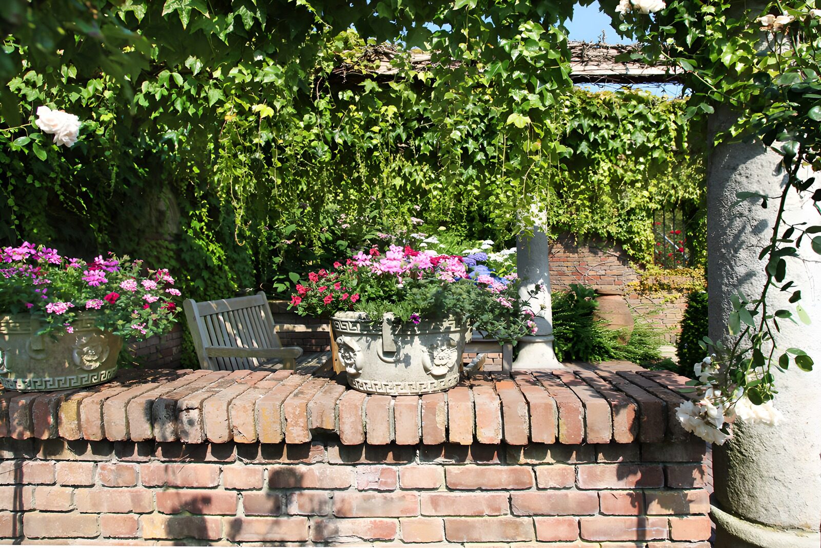 OCCOM6307295: Serene Garden Retreat with Flowers