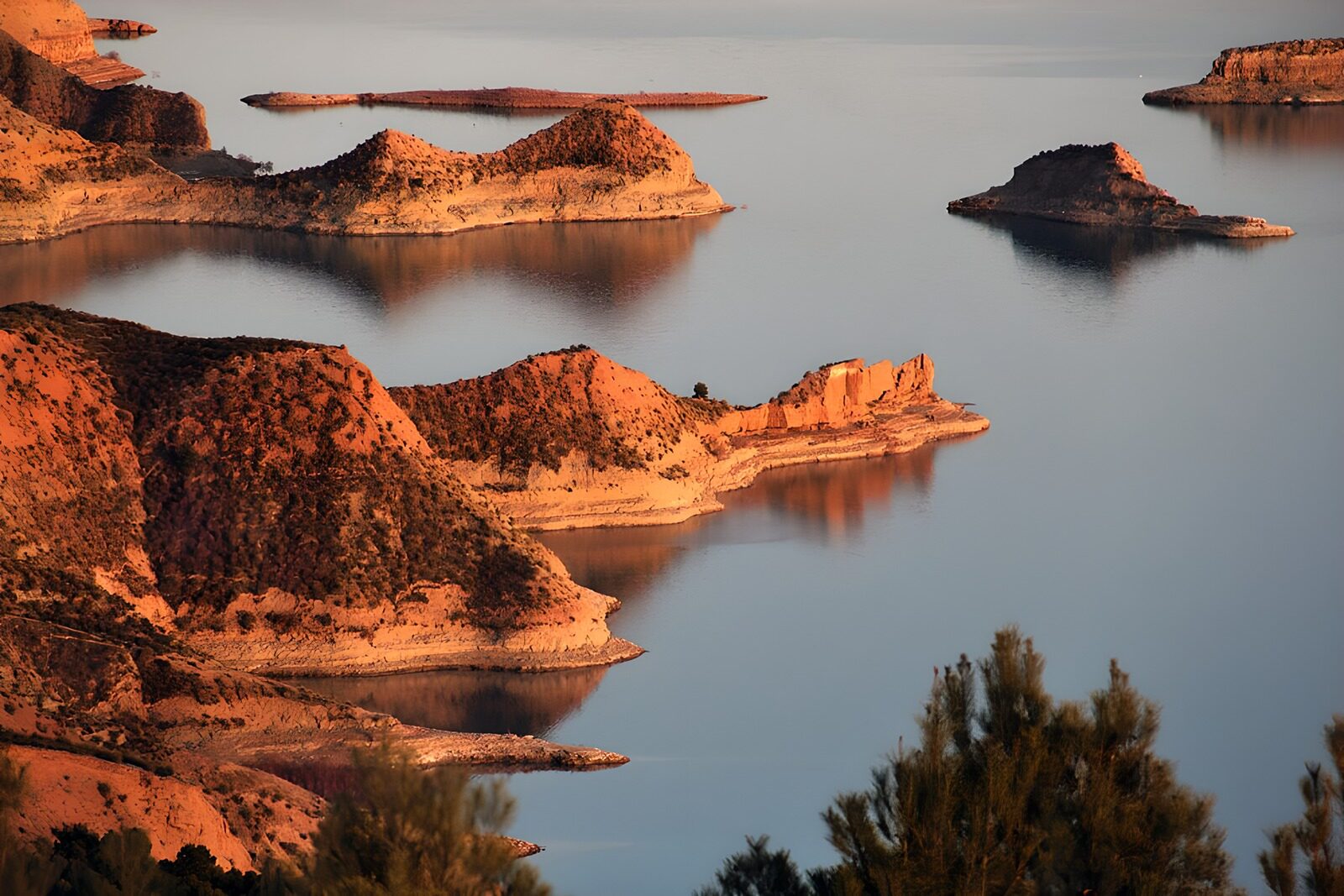 OCCOM3865253: Tranquil Waters of Deserted Isles