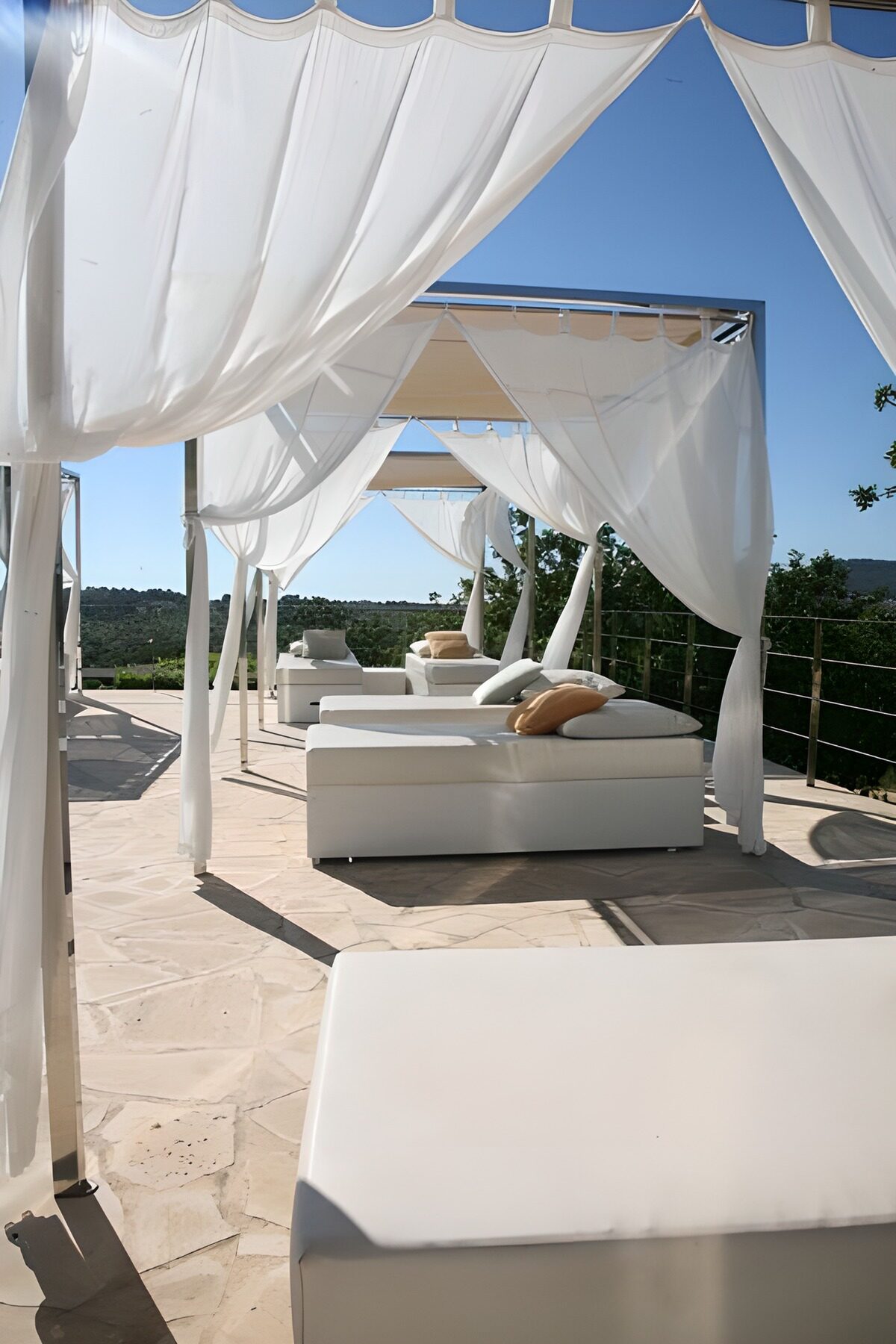 Serene Outdoor Lounge Space