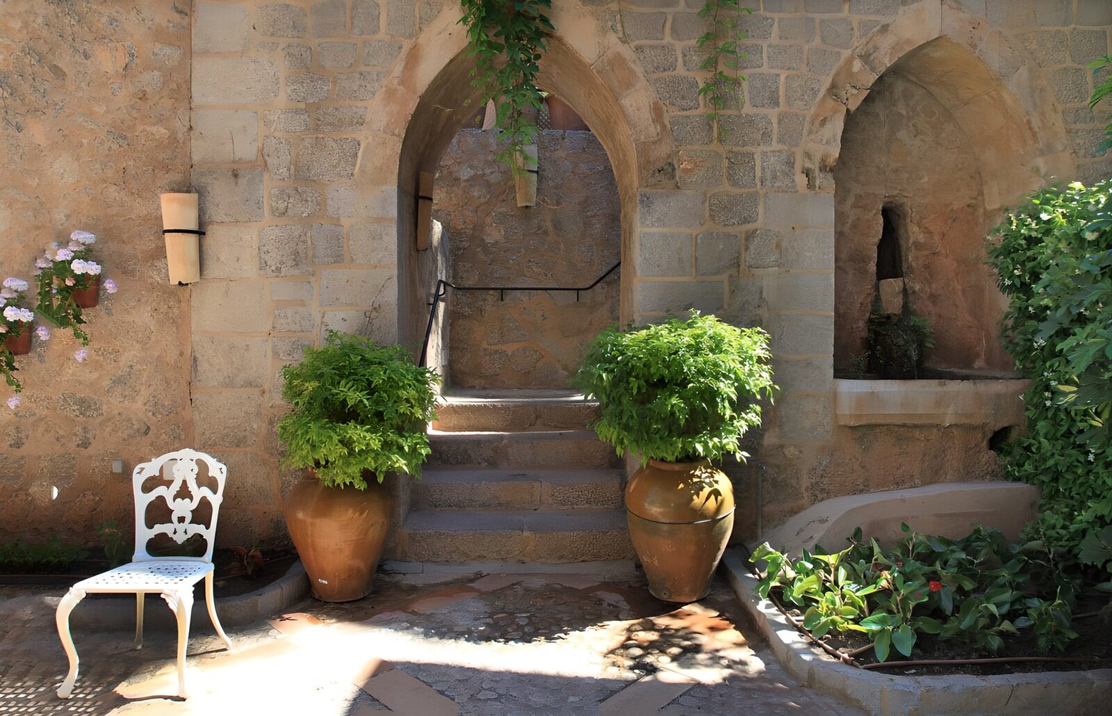 OCCOM9316829: Serene Stone Archway Retreat