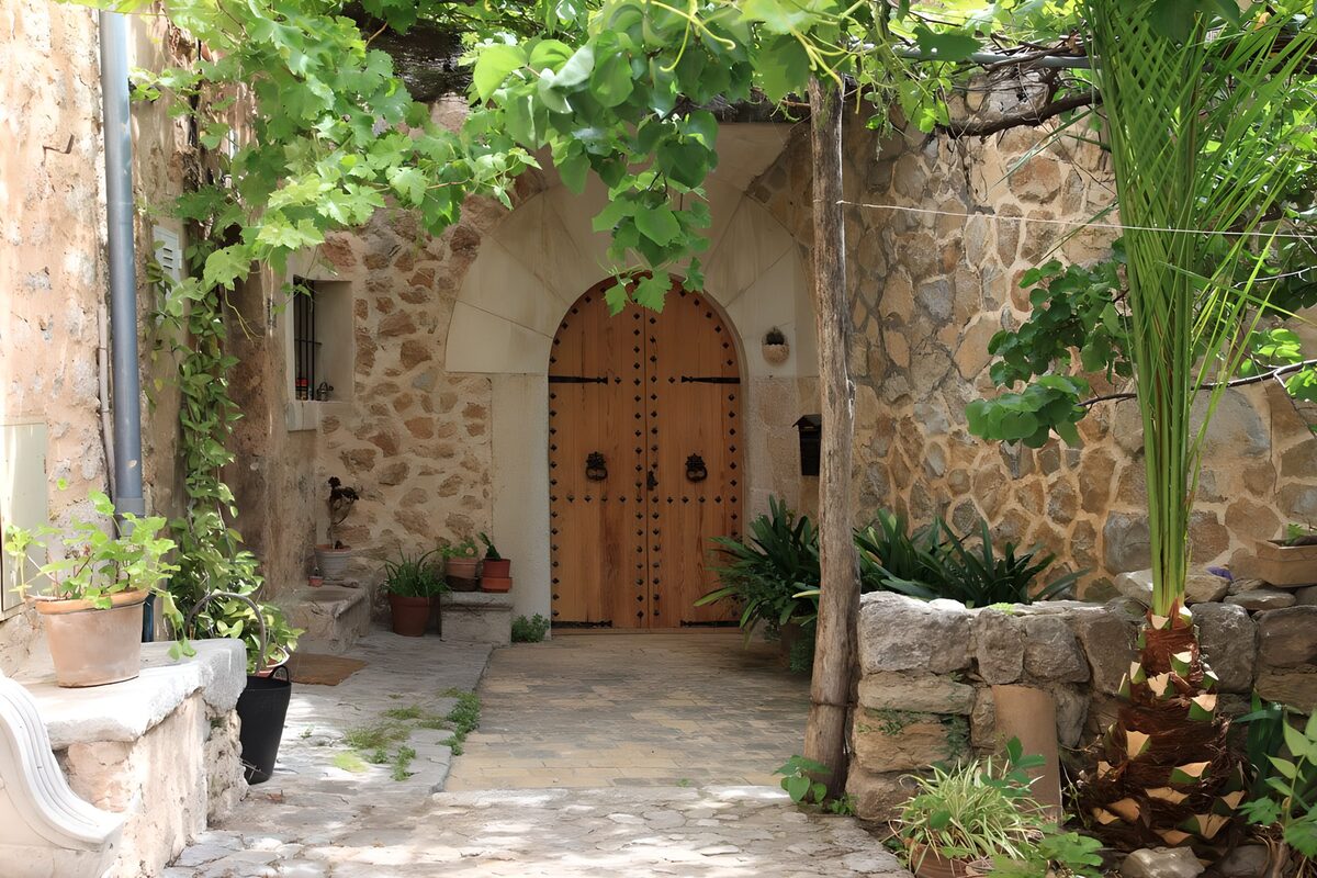 OCCOM7180560: Charming Stone Entrance Way