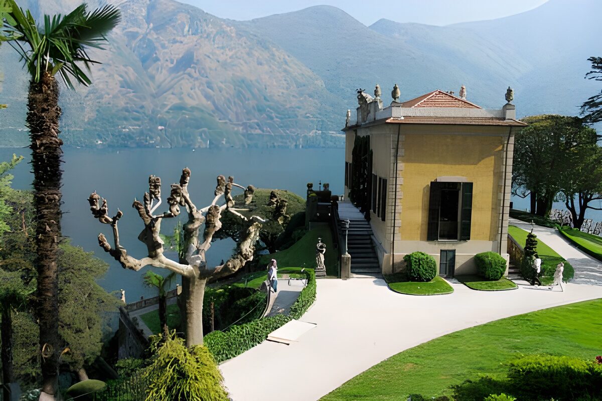 Serene Lakefront Villa Surrounded by Nature
