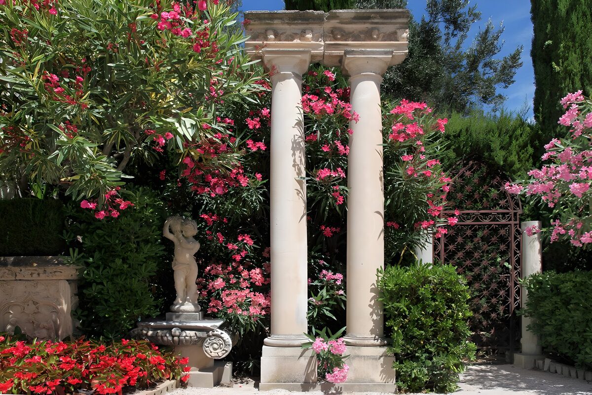 OCCOM4417133: Serene Garden Oasis