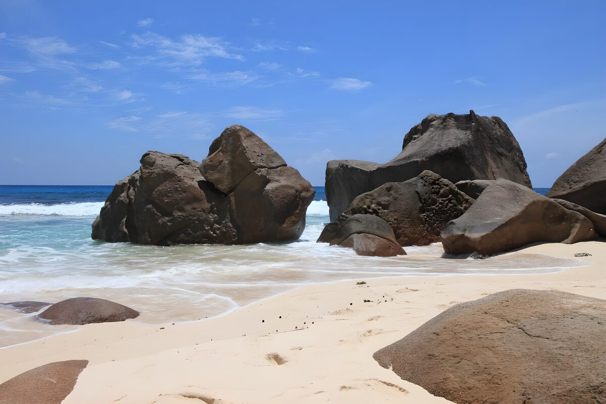 OCCOM4551475: Tranquil Beach with Rocky Outcrops
