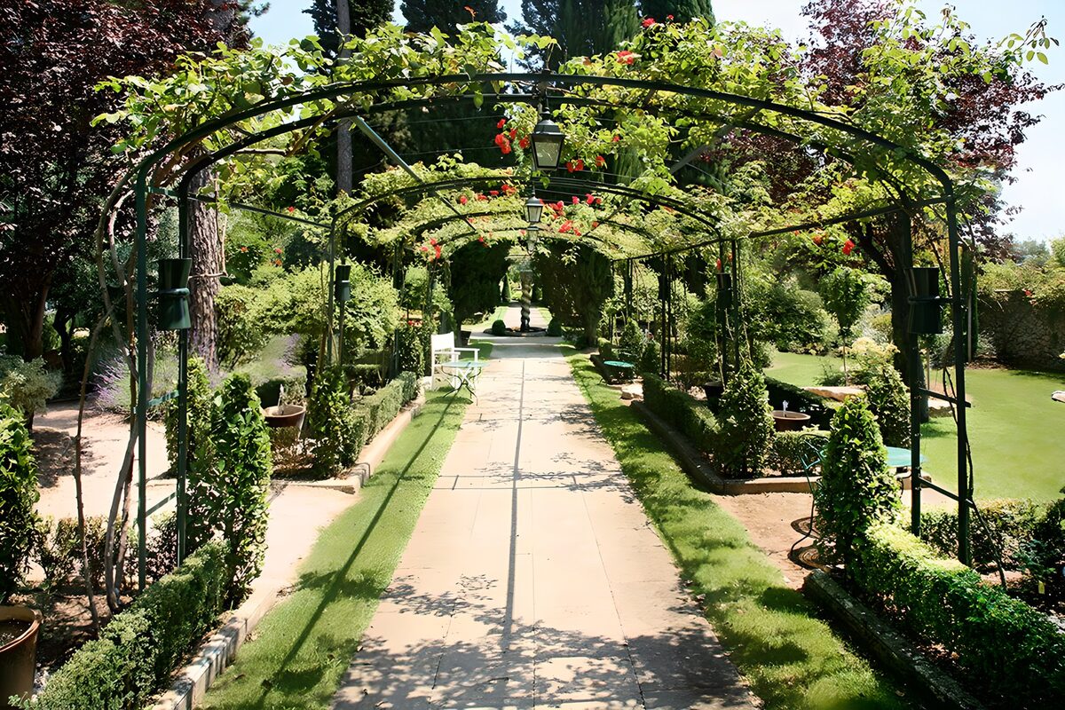 OCCOM7283303: Serene Garden Pathway