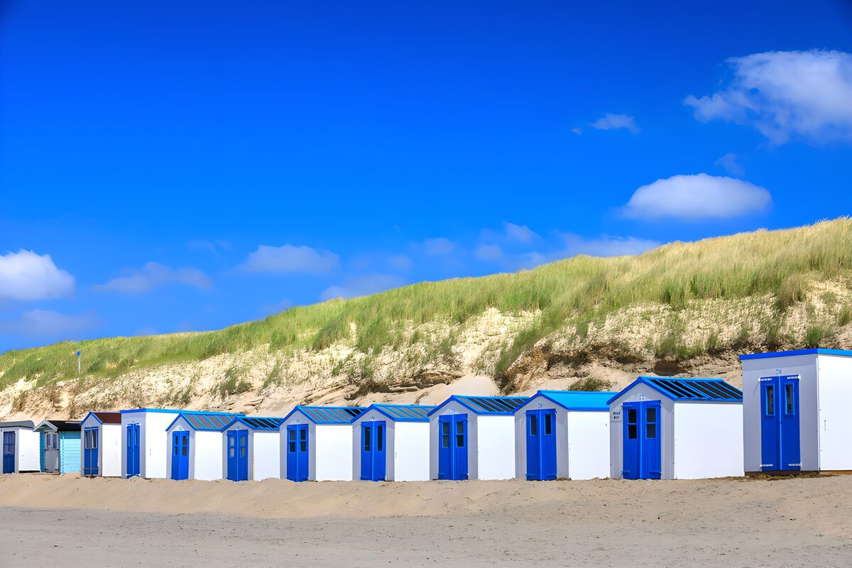 OCCOM6715562: Charming Beach Huts Under a Clear Sky
