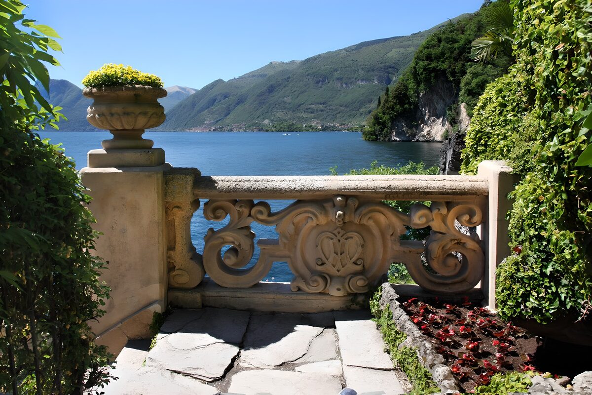 OCCOM5363498: Serene Lakeside Garden View
