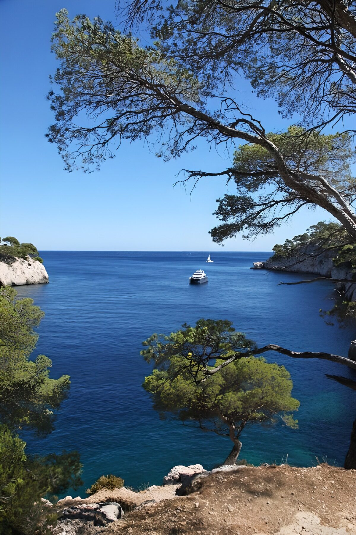OCCOM3128072: Serene Coastal View with Yacht
