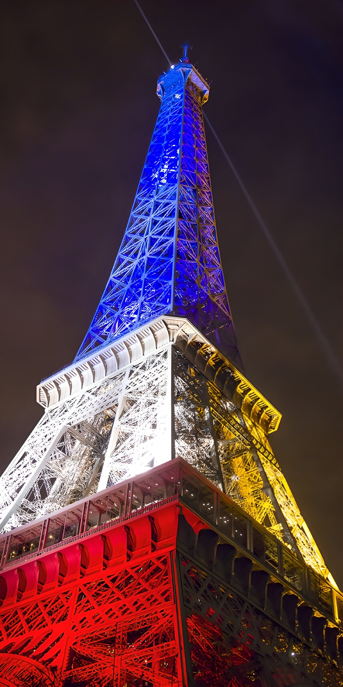 OCCOM6980283: Illuminated Eiffel Tower at Night
