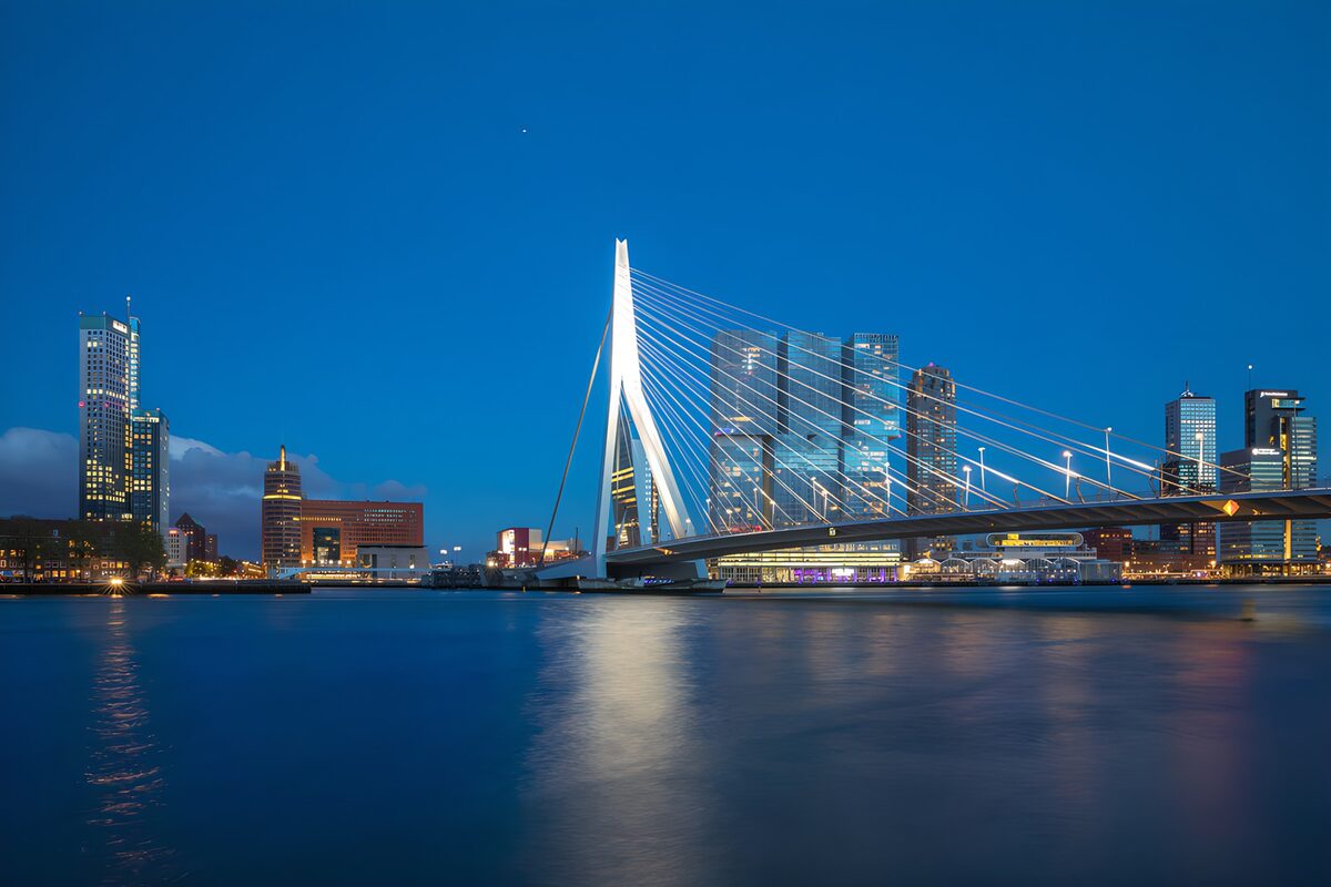 OCCOM4515506: Stunning Evening at the Erasmus Bridge
