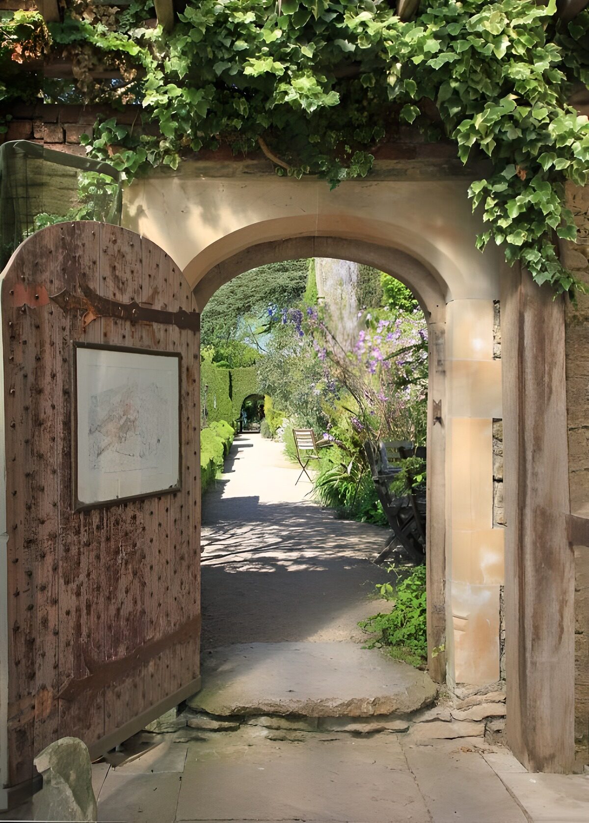 OCCOM3186586: Tranquil Garden Pathway Entrance