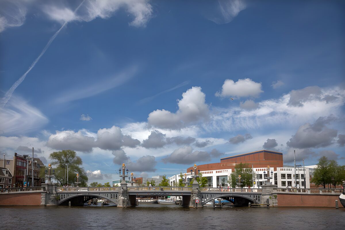 OCCOM4822114: Scenic Amsterdam Bridge and Sky