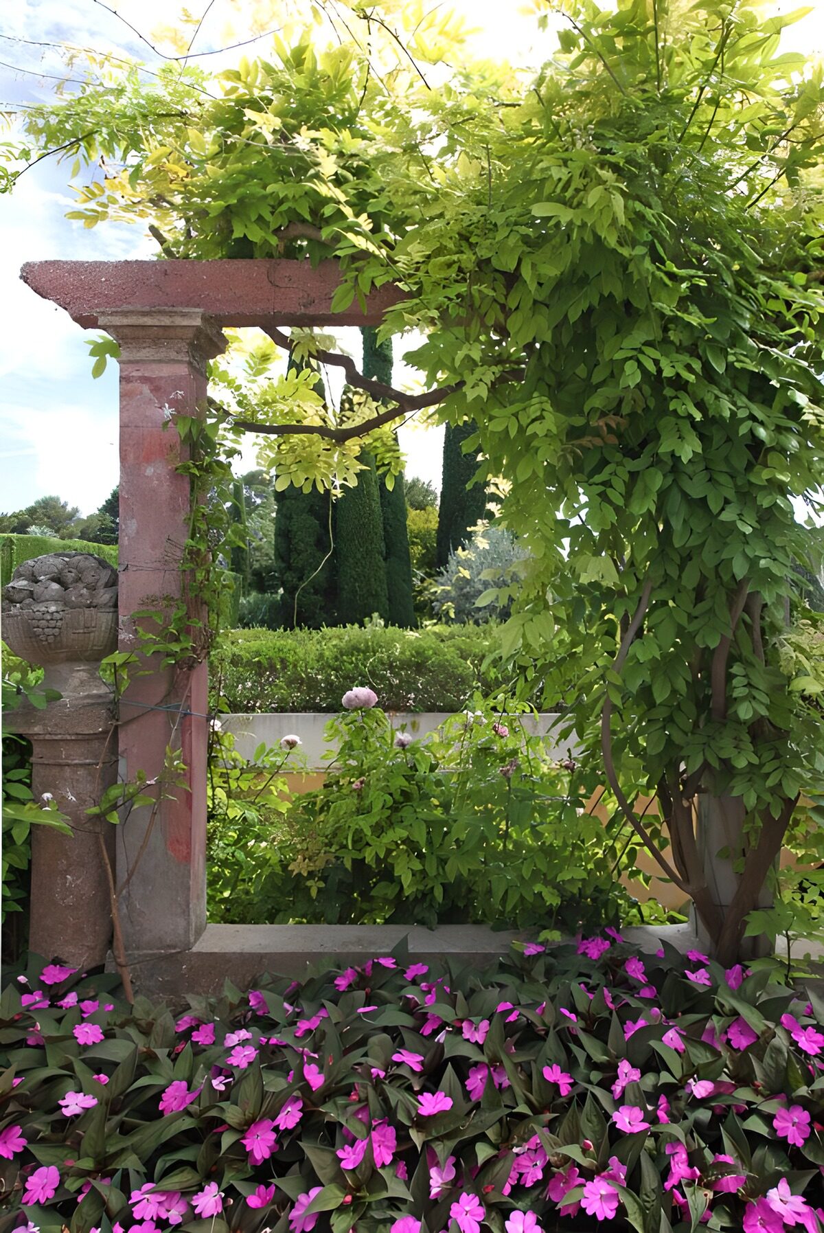 OCCOM5729052: Vibrant Garden Entrance