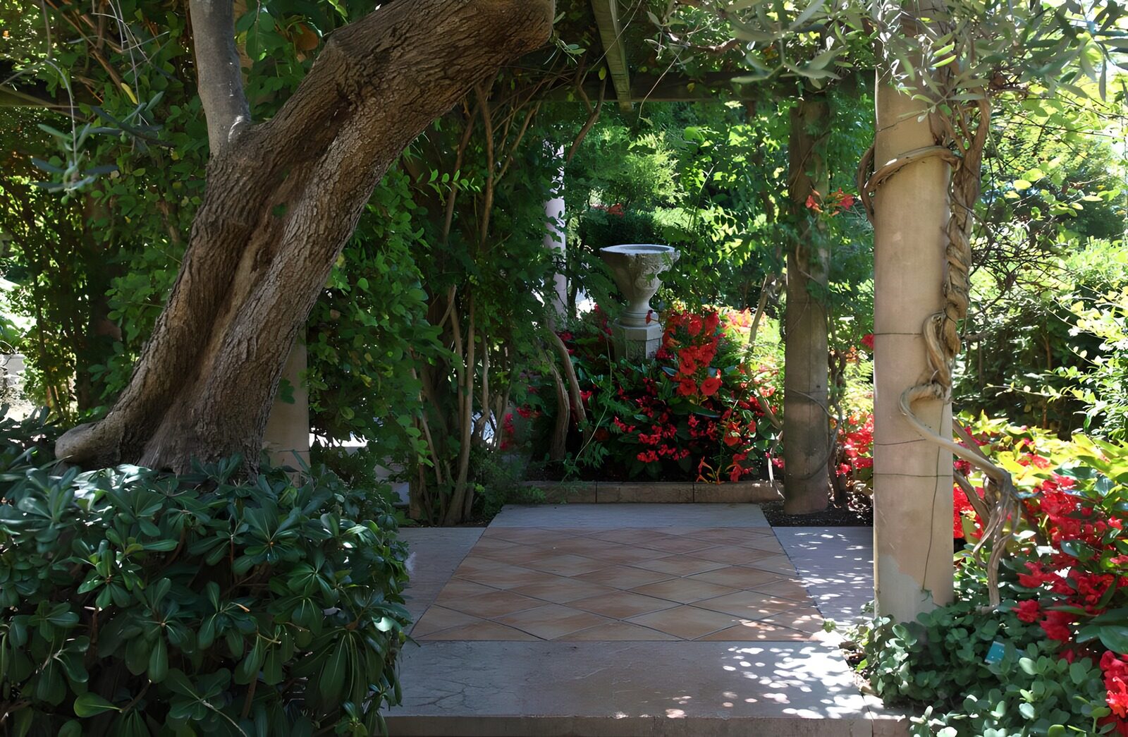 OCCOM7540256: Serene Garden Retreat