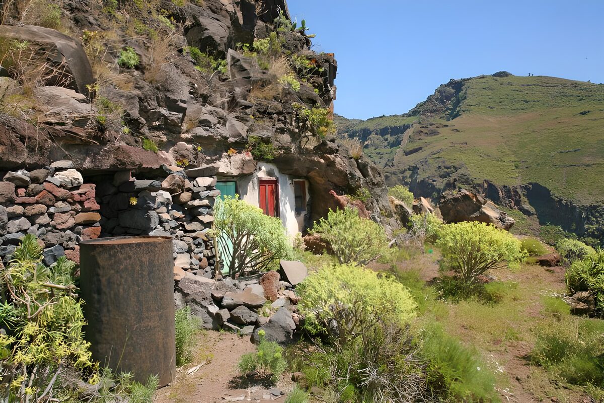 Rustic Cottage by the Cliffs